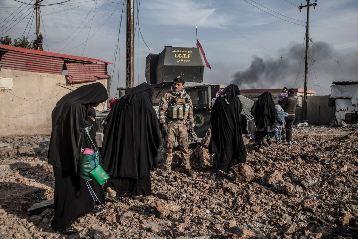 Quartier Saddam, Mosul, le 8 novembre 2016 Le major Salam (Jassem Hussein Al Obeid) commande les opÃÂ©rations des forces spÃÂ©ciales de Isof 1 et Isof 3 (Golden Division, ICTF) dans le quartier Saddam, encore occupÃÂ© par Daesh. Les habitants sont invitÃÂ©s Ã dÃÂ©mÃÂ©nager dans un quartier stabilisÃÂ© quand des ÃÂ©lÃÂ©ments de la Golden Division ÃÂ©tablissent une position qui rend leur immeuble dangereux, ou lorsque qu'elle est dans une rue ou des ÃÂ©changes de tirs sont en cours. TerrÃÂ©s chez eux, beaucoup de civils sont terrorisÃÂ©s par le bruit des combats qui les entourent depuis deux jours. Photo Laurent Van der Stockt / Le Monde Mosul, November 8, 2016 The Iraqis Special Operations Forces ( Isof 1, ISF), ( Major Salam Jassem Hussein Al Obeid) in Saddam, a eastern district of Mosul. Photo Laurent van der StocktQuartier Saddam, Mosul, le 8 novembre 2016 Le major Salam (Jassem Hussein Al Obeid) commande les opÃÂ©rations des forces spÃÂ©ciales de Isof 1 et Isof 3 (Golden Division, ICTF) dans le quartier Saddam, encore occupÃÂ© par Daesh. Les habitants sont invitÃÂ©s Ã dÃÂ©mÃÂ©nager dans un quartier stabilisÃÂ© quand des ÃÂ©lÃÂ©ments de la Golden Division ÃÂ©tablissent une position qui rend leur immeuble dangereux, ou lorsque qu'elle est dans une rue ou des ÃÂ©changes de tirs sont en cours. TerrÃÂ©s chez eux, beaucoup de civils sont terrorisÃÂ©s par le bruit des combats qui les entourent depuis deux jours. Photo Laurent Van der Stockt / Le Monde Mosul, November 8, 2016 The Iraqis Special Operations Forces ( Isof 1, ISF), ( Major Salam Jassem Hussein Al Obeid) in Saddam, a eastern district of Mosul. Photo Laurent van der Stockt