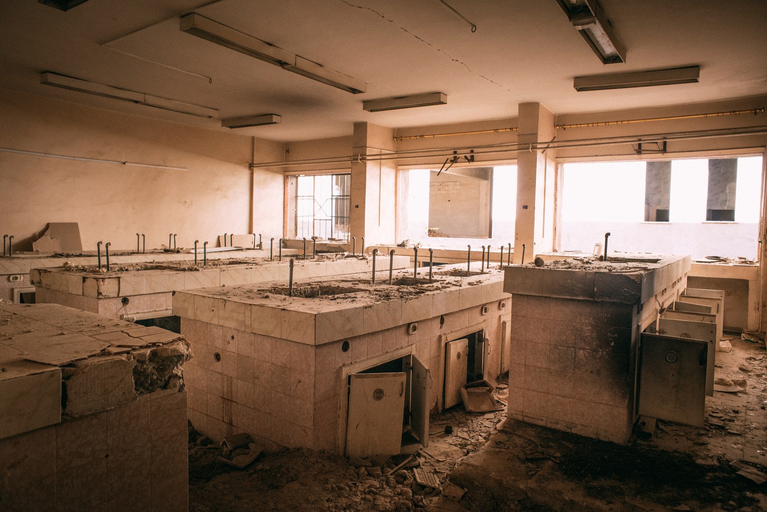 emanuele-satolli-raqqa-syria-reconstruction-chemistry-lab