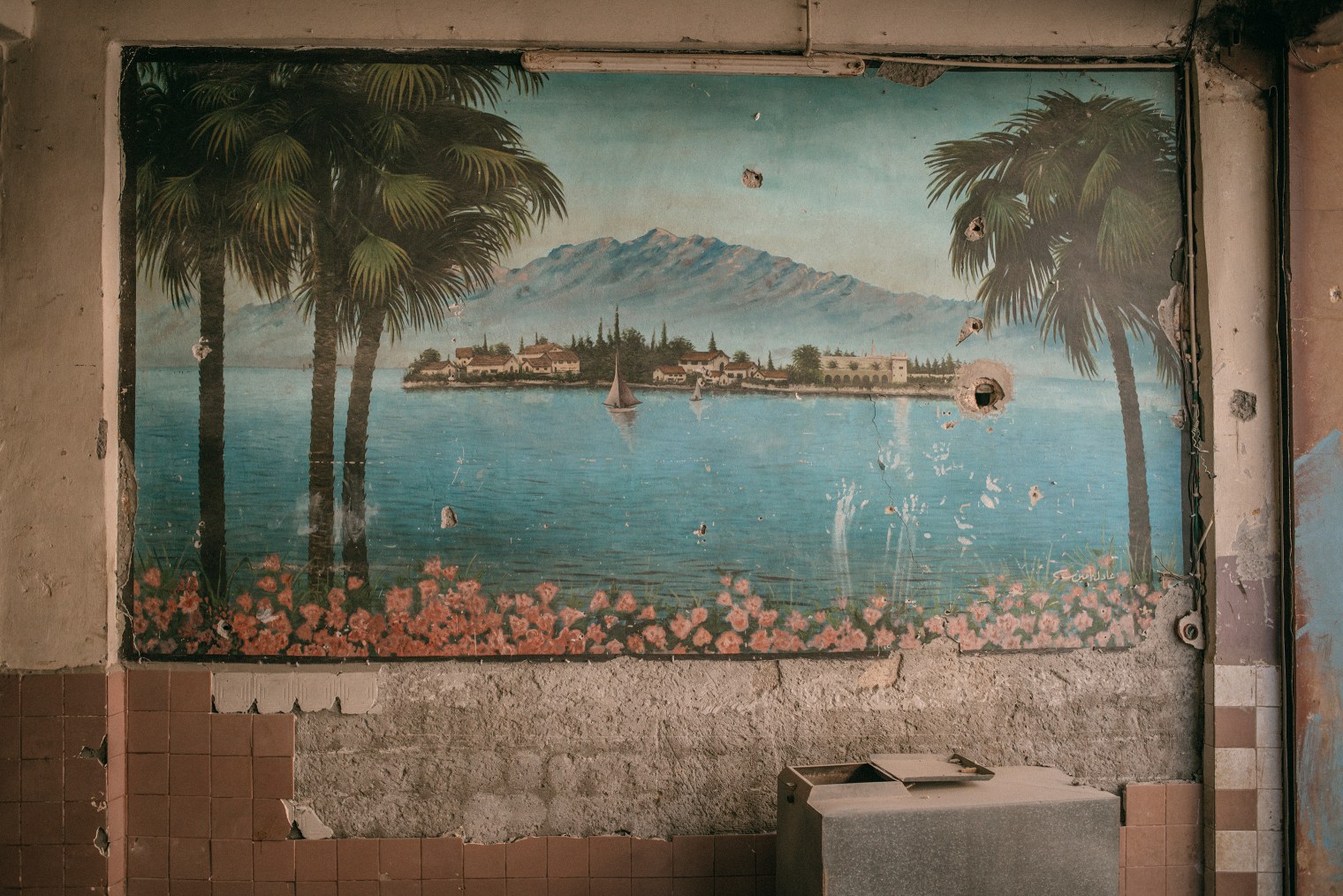 emanuele-satolli-raqqa-syria-reconstruction-chemistry-mural
